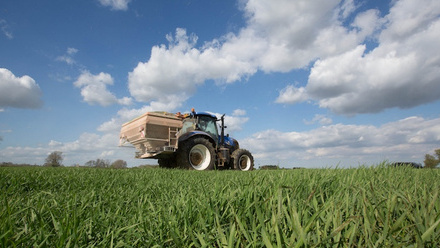 Fertiliser tractor BLANK 1442014 12163.jpg