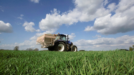 Fertiliser tractor BLANK 1442014 12163.jpg