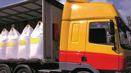 Yellow-lorry-fertiliser-delivery.jpg