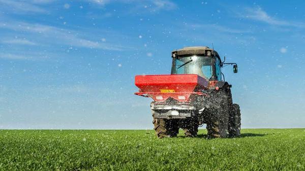 cropped-fertiliser-spreader-stock-photo-detail-of-tractor-sprayer-48314995.jpg